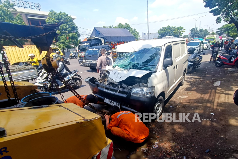 Kecelakaan beruntun minibus terjadi di Jalan Terusan Buahbatu, Kota Bandung, Selasa (18/2/2025) pagi yang mengakibatkan sopir berinisial L terjepit di bagian kaki. 