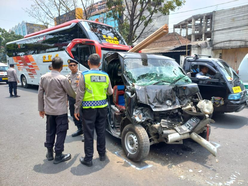 Kecelakaan beruntun terjadi di Jalan BKR, Kota Bandung melibatkan mobil pick up dengan mobil boks, Sabtu (23/9/2023). Satu orang pengemudi mobil pick up terjepit dashboard hingga meninggal dunia.
