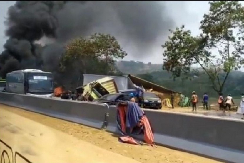 Kecelakaan beruntun terjadi di Tol Cipularang KM 91, Selasa (2/9).