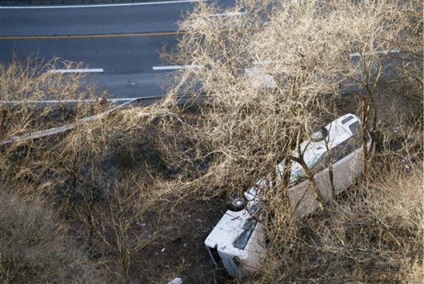 Kecelakaan bus di dekat Kota Karuizawa, prefektur Nagano, Jepang menewaskan 14 orang, Jumat, 15 Januari 2016.