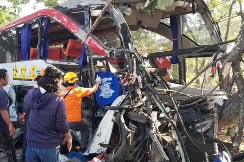 Kecelakaan Bus Eka dan Bus Sugeng Rahayu di di jalur Magetan-Ngawi, Desa Tambakromo, Kecamatan Geneng, Kabupaten Ngawi, Jawa Timur, Kamis (31/8/2023).