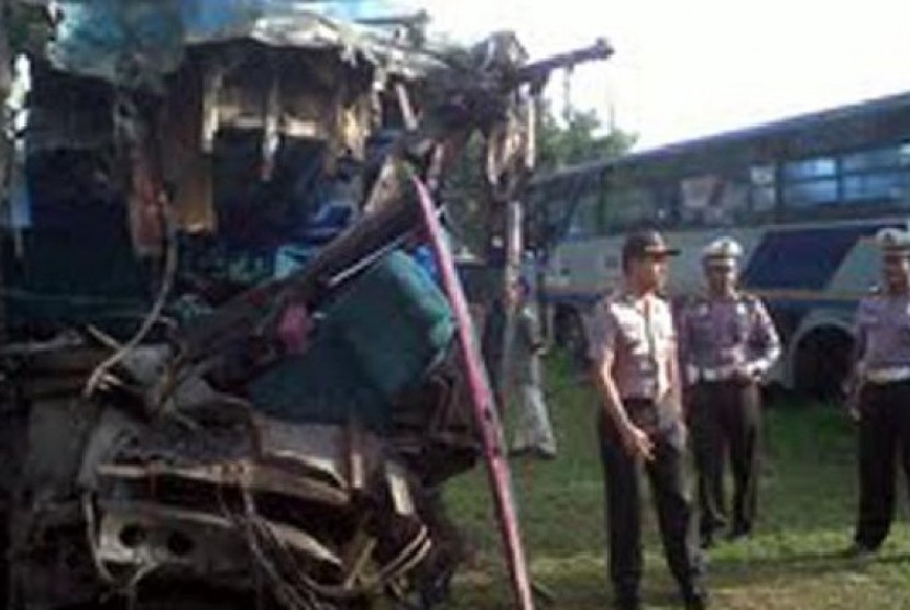 Kecelakaan Bus (ilustrasi). Polisi akan mengusut kecelakaan bus pariwisata SMA Sidoarjo di Tol Ngawi.