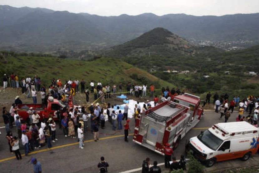  Kecelakaan bus mengakibatkan sedikitnya 32 orang tewas di barat daya negara bagian Guerrero, Meksiko, Ahad (24/6). 