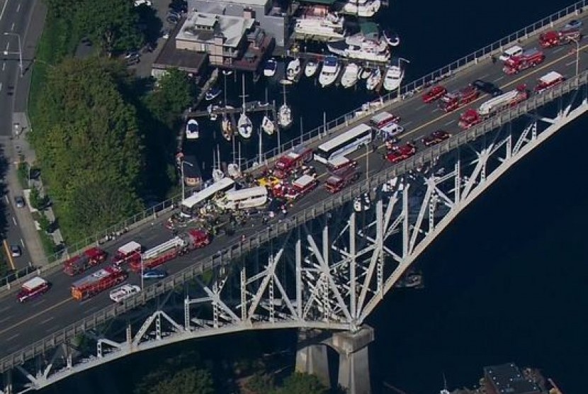 Kecelakaan di Jembatan Aurora, Seattle, AS, Jumat (25/9)