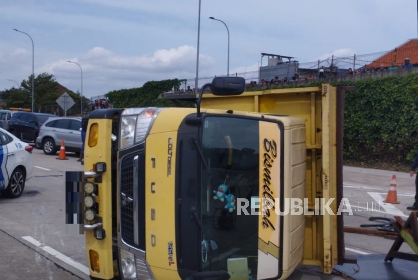 Kecelakaan di ruas Tol Depok-Antasari (Desari).