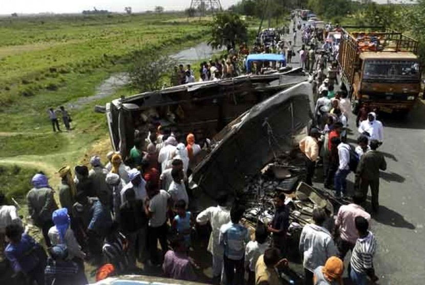 Kecelakaan dua buah bus yang bertabrakan di kota Gorakhpur, Uttar Pradesh, India, Ahad (29/4).  