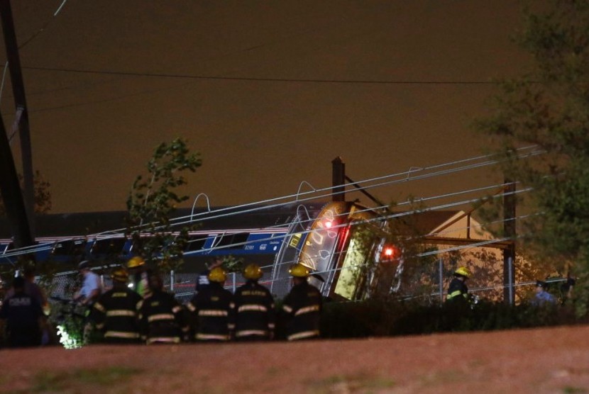 Kecelakaan kereta Amtrak di luar Philadelphia pada 12 Mei 2015. 