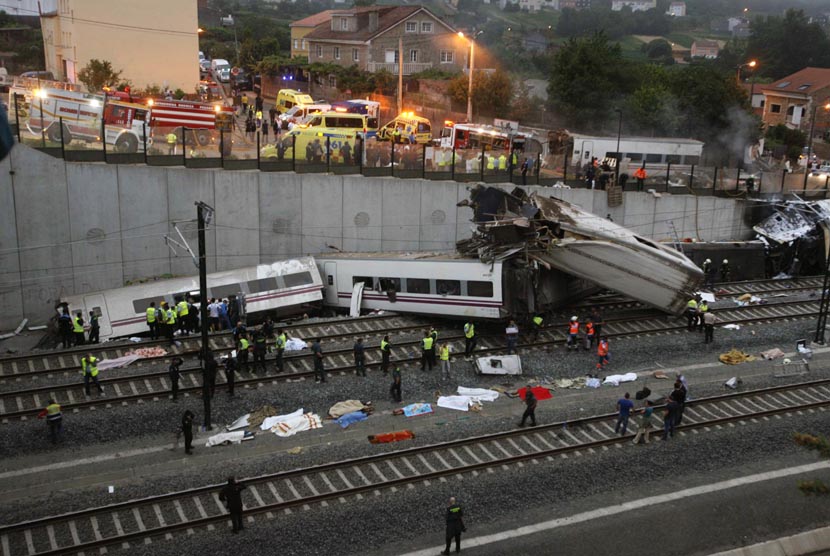  Kecelakaan kereta api di Santiago de Compostela, Spanyol, Rabu (24/7).   (AP/Antonio Hernandez)