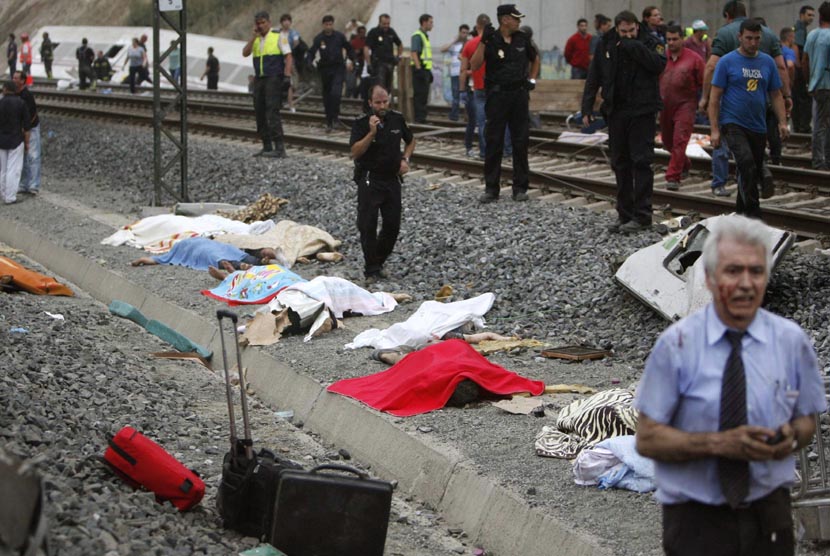  Kecelakaan kereta api di Santiago de Compostela, Spanyol, Rabu (24/7).   (AP/Antonio Hernandez)