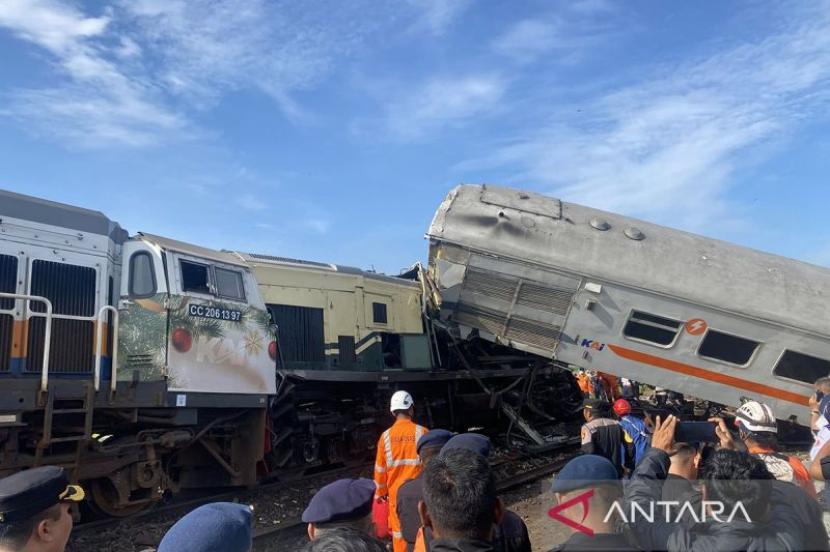 Kecelakaan kereta api terjadi antara KA Turangga relasi Surabaya Gubeng-Bandung dan Commuterline Bandung Raya di Km 181+700 petak jalan antara Stasiun Haurpugur-Stasiun Cicalengka pada Jumat (5/1/2024) pukul 06.03 WIB. 