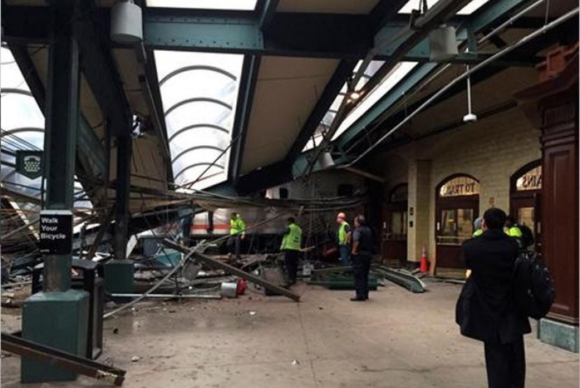 Kecelakaan kereta di New Jersey menghancurkan stasiun di New Jersey