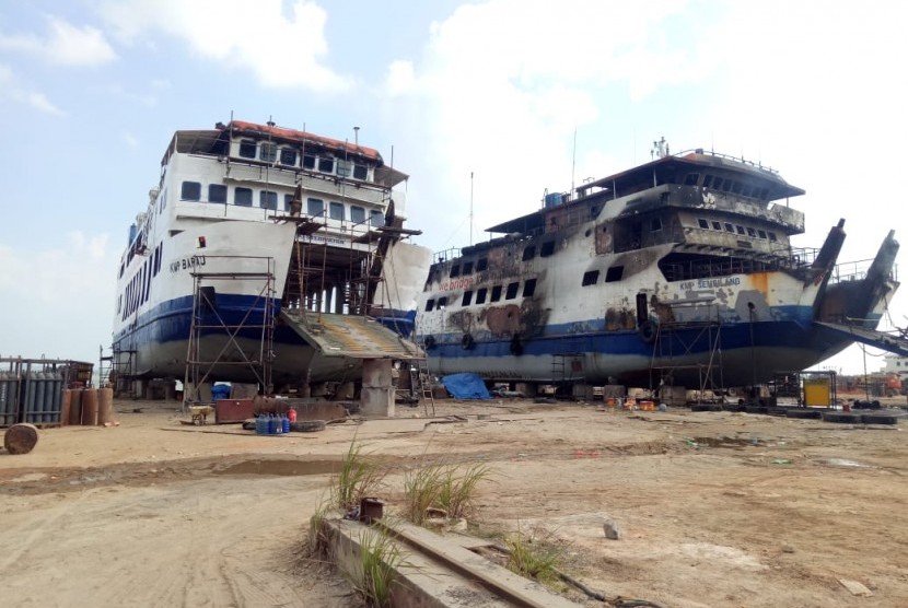 Kecelakaan kerja terjadi saat Kapal KMP Sembilang GT 560, tengah melakukan perbaikan (docking tahunan) di galangan kapal PT Karimun Marine Shipyard, Tanjung Balai Karimun Rabu (31/7) sekitar pukul 11.30 WIB.