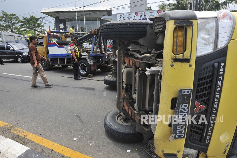 Korlantas Polri mencatat kecelakaan lalu-lintas (Lakalantas) diseluruh wilayah Indonesia pekan ke 40 tahun 2020 mengalami kenaikan sebanyak 274 kejadian. Tercatat ada sebanyak 1.377 kejadian lakalantas.