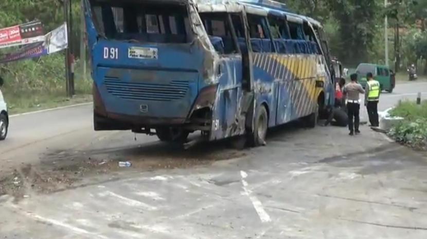 Kecelakaan lalu lintas bus Doa Ibu di jalur Nagreg, Kabupten Bandung, Senin (19/10). 