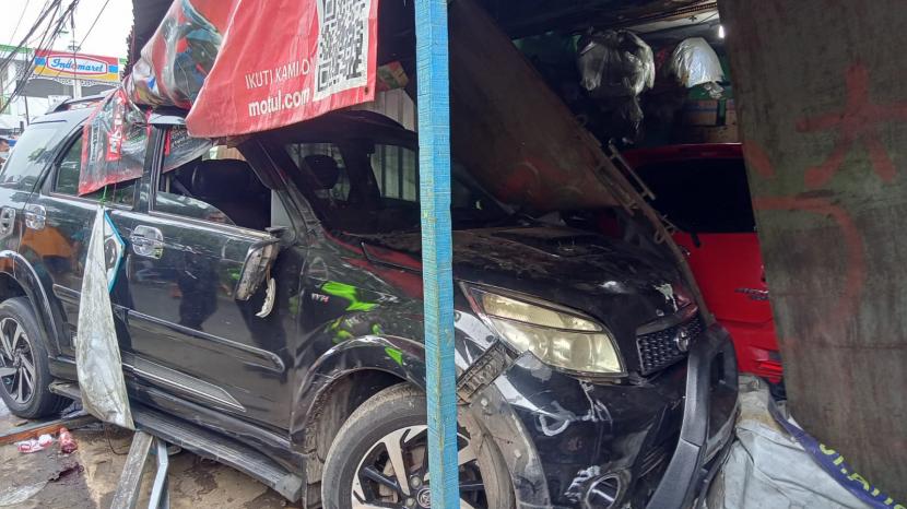 Kecelakaan lalu lintas terjadi di Jalan Aria Putra, Kelurahan Kedaung, Kecamatan Pamulang, Kota Tangerang Selatan, Banten, Selasa (18/10/2022) sekira pukul 07.00 WIB. Dalam kecelakaan itu, bangunan rumah berupa bengkel menjadi sasaran tabrakan.