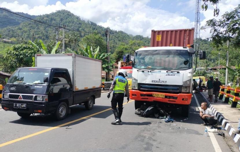 Kecelakaan lalu lintas terjadi di jalur Gentong, Kabupaten Tasikmalaya, Ahad (16/4/2023), yang melibatkan tiga kendaraan. 