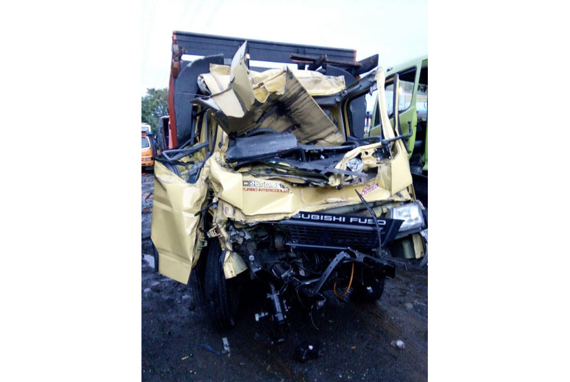 Kecelakaan lalu lintas terjadi di ruas jalan tol Jagorawi KM 27.200, Citereup, Kabupaten Bogor, Senin (18/12) sekira pukul 02.30 WIB. 