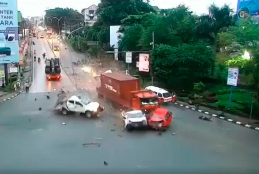 Kecelakaan lalu lintas yang mengerikan viral di media sosial. Disebutkan kecelakaan tronton menabrak puluhan kendaraan tersebut terjadi di Balikpapan, Kalimantan Timur.