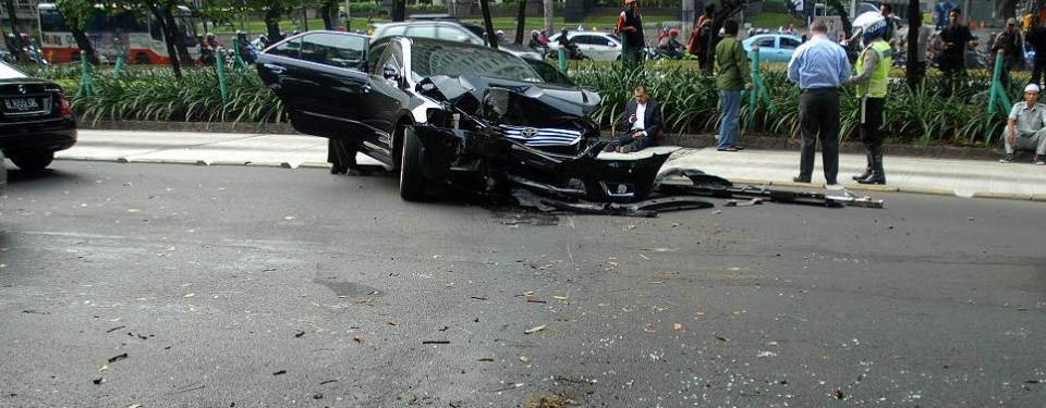  Kecelakaan lalulintas yang terjadi dikawasan Jalan Jenderal Sudirman, Jakarta Selatan, Rabu (20/4). Pengendara yang masih shock duduk di sisi kendarannya yang ringsek di bagian depan.