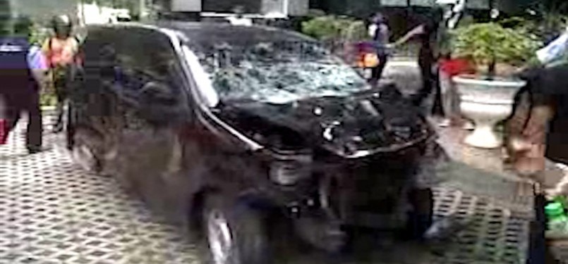 Kecelakaan maut terjadi di sekitar Tugu, Tani, Jakarta Pusat, Ahad (21/1). Sebuah Xenia Hitam bernomor polisi,  B 24878 menabrak pejalan kaki. (Video Capture)
