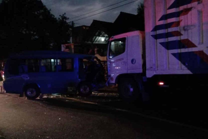 Kecelakaan melibatkan dua kendaraan di Tanjakan Gentong, Kabupaten Tasikmalaya, Jumat (22/11) pagi.