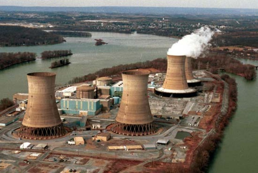 Kecelakaan nuklir paling serius dalam sejarah Amerika Serikat terjadi di fasilitas nuklir Three Mile Island dekat Harrisburg, Pennsylvania, pada 28 Maret 1979