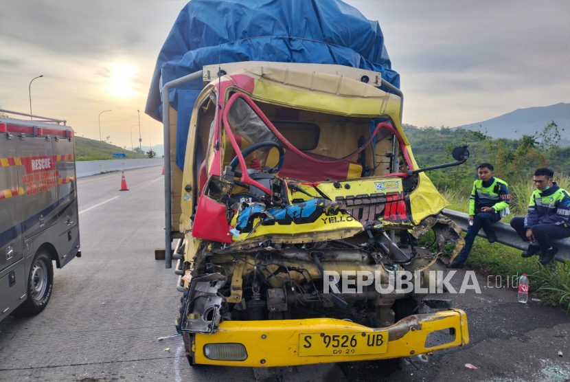 Kecelakaan truk di Tol Cileunyi-Sumedang-Dawuan (Cisumdawu), kilometer 174, Senin (18/11/2024).