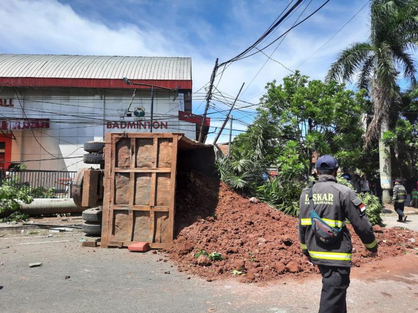 Kecelakaan truk terjadi di Jalan Kopo Bihbul, Soreang, Kabupaten Bandung, Rabu (8/12). 