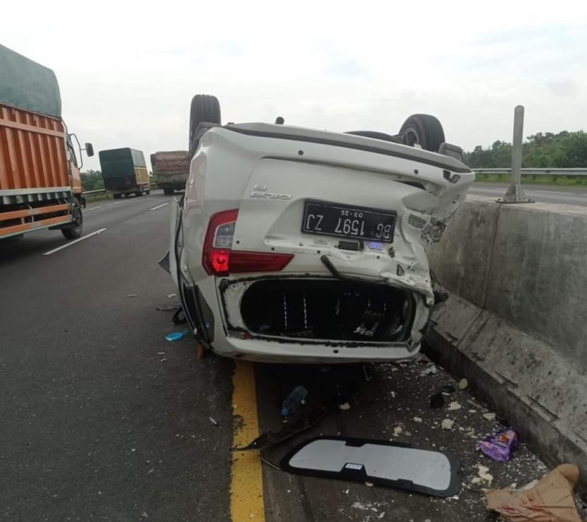 Kecelakaan tunggal di Jalan Tol Trans Sumatra ruas Terbamggi - Kayuagung. Lampung, beberapa waktu lalu.
