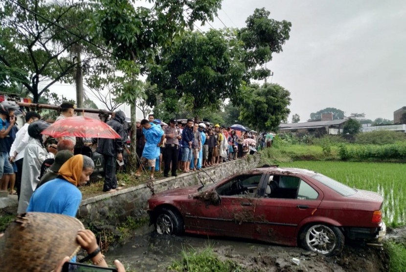 Kecelakaan tunggal terjadi di Jalan Gubernur Sewaka, Kelurahan Sambongpari, Kecamatan Mangkubumi, Kota Tasikmalaya, Kamis (30/1). Mobil yang mengalami kecelakaan terperosok ke sawah warga di pinggir jalan karena hilang kendali. 