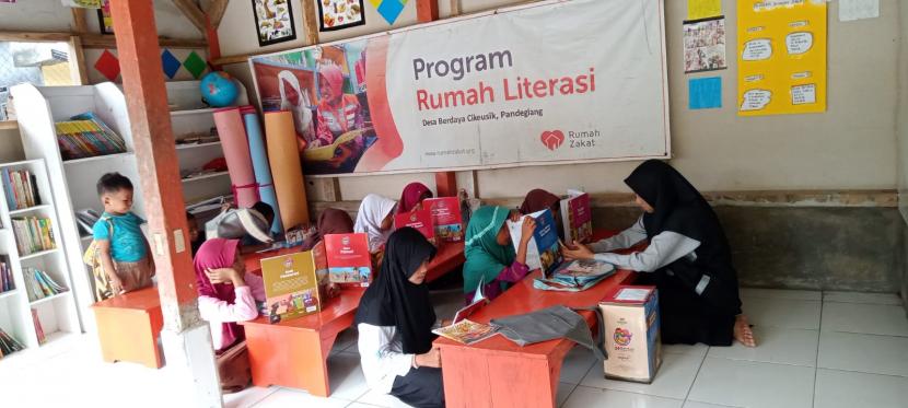 Keceriaan anak-anak terlihat saat mengikuti kegiatan bimbingan belajar di Rumah Literasi Ceria Bersama, Ahad (7/8/2022).