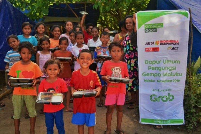 Keceriaan pengungsi anak di Maluku Tengah saat menerima makanan siap santap.