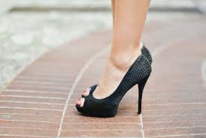 Kecintaan pada sepatu ini seharusnya tak membuat perempuan melupakan kondisi tubuhnya, terutama kaki. Perempuan harus pandai memilih sepatu yang tepat untuk dirinya.