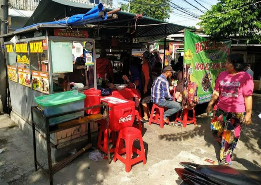 Kedai martabak milik Suyanto yang berjualan menggunakan berbagai macam alat pembayaran, baik cash maupun QRIS.