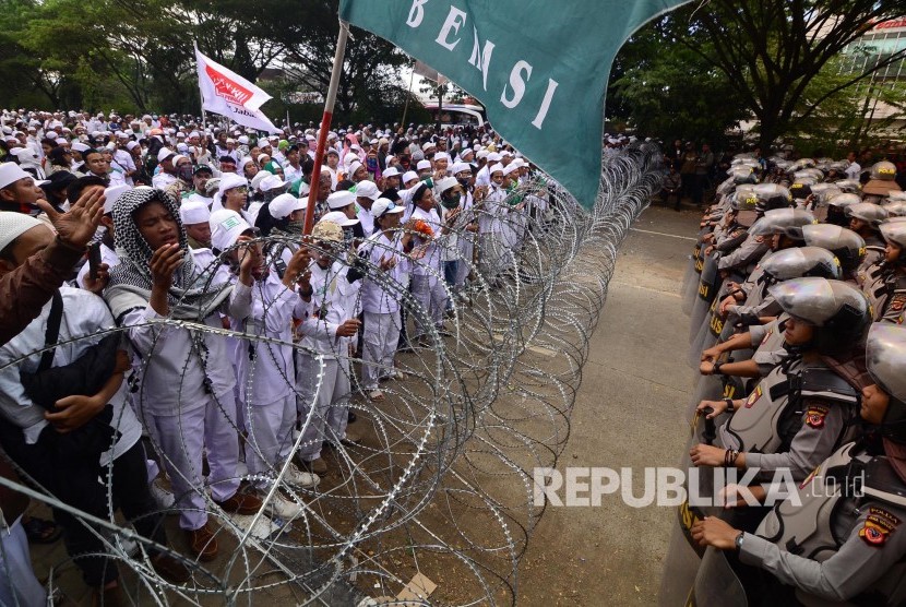 Aparat Kepolisian menjaga massa Front Pembela Islam (FPI) yang berkumpul di depan Markas Polda Jabar, Jalan Sokarno Hatta, Kota Bandung, Kamis (12/1). 