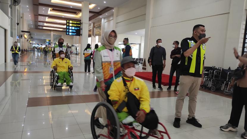 Kedatangan atlet dan official tim Myanmar di Bandara Adi Sumarmo Solo untuk mengikuti ajang ASEAN Para Games 2022.