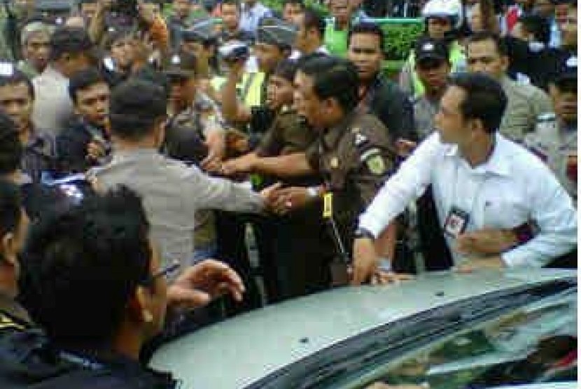 Kedatangan buronan BLBI, Sherny Kojongian di Bandara Soekarno Hatta sempat diwarnai kericuhan, Rabu (13/6) pagi.