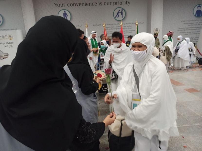 Kedatangan jamaah haji gelombang 2 perdana di Bandara King Abdul Aziz International Airport (KAIA), Jeddah, Ahad (19/6). Jamaah Indonesia Gelombang Kedua Mendapat Sambutan Hangat di Jeddah