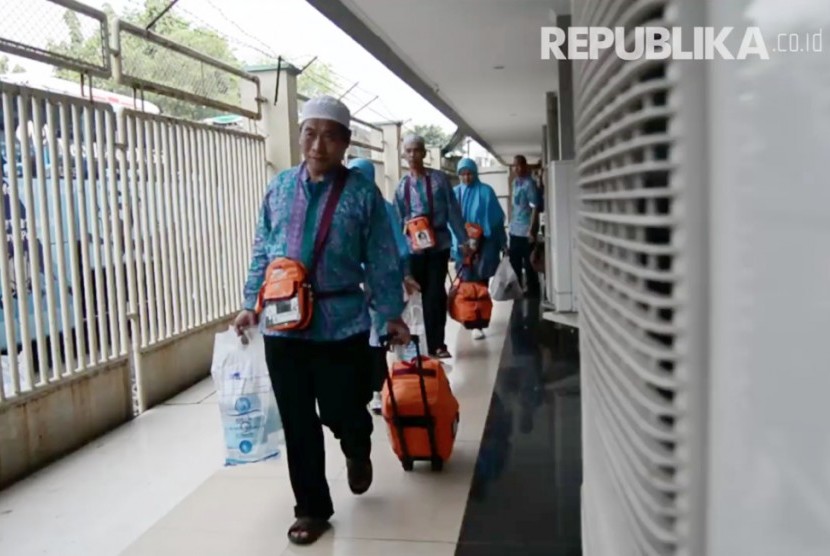 Kedatangan jamaah haji kloter 16 asal Banten di embarkasi Pondok Gede, Jakarta Timur.