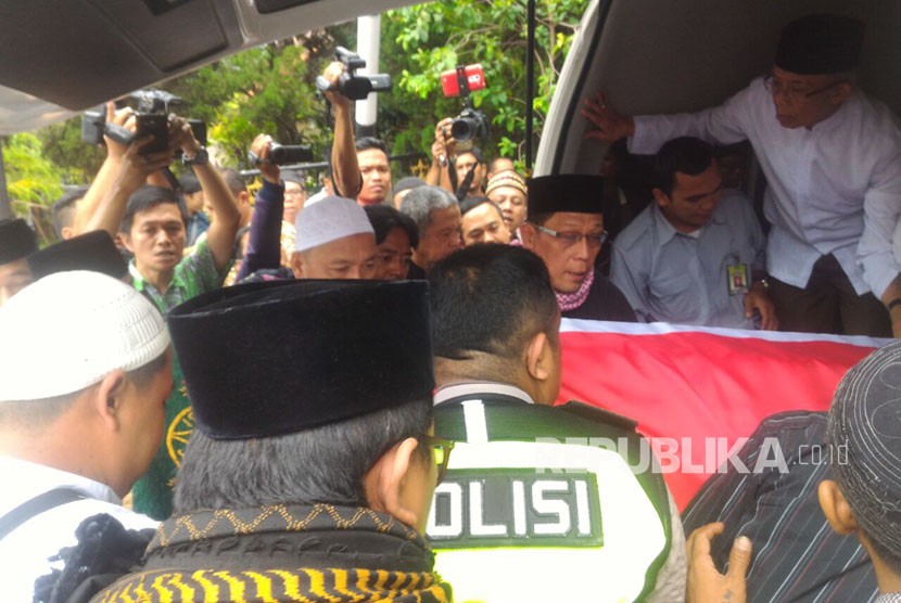 Kedatangan jenazah almarhum AM Fatwa dan keluarga di rumah duka Jalan Condet Pejaten, Jakarta Selatan, Kamis (14/12). Jenazah dibawa menggunakan mobil ambulans milik DPR RI. 