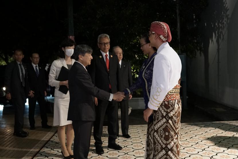  Kedatangan Kaisar Jepang, Hironomiya Naruhito, yang disambut Sri Sultan Hamengku Buwono X di Keraton Yogyakarta, Rabu (21/6/2023) malam.