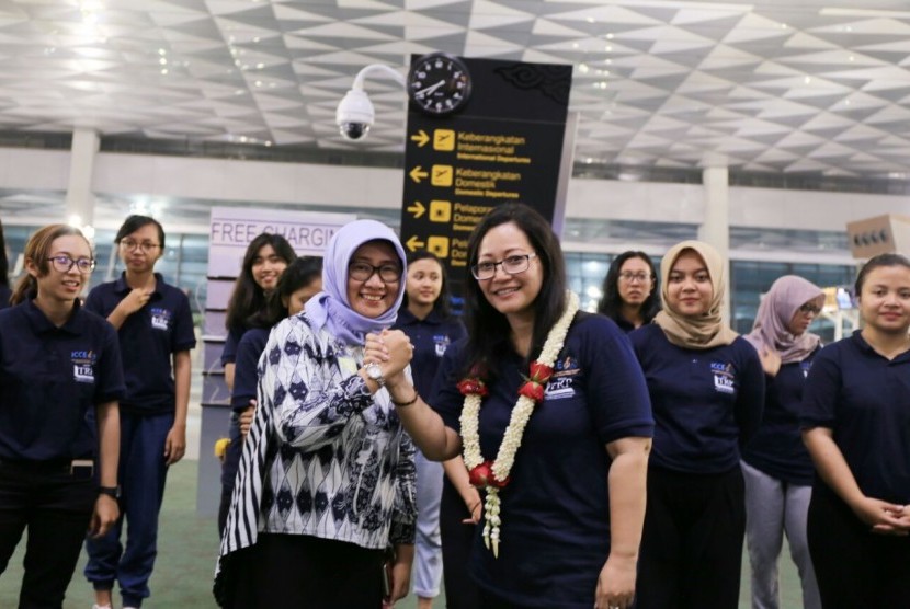 Kedatangan Kelompok Paduan Suara Mahasiswa (PSM) Universitas Gadjah Mada (UGM) mendapatkan sambutan meriah dari para penumpang dan pengelola Bandara Soekarno-Hatta di Terminal 3, Rabu (8/11) 