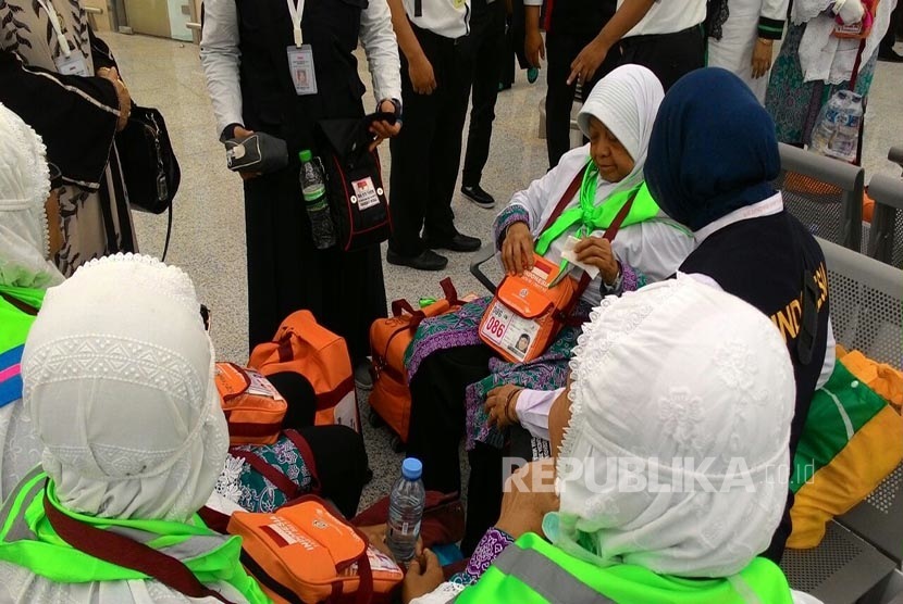 Kedatangan kloter pertama jamaah haji Indonesia embarkasi Medan di Bandara Amir Muhammad Bin Abdulaziz, Madinah, Jumat (28/7). 