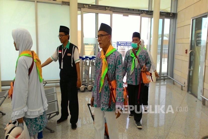 Kedatangan kloter pertama jamaah haji Indonesia embarkasi Medan di Bandara Amir Muhammad Bin Abdulaziz, Madinah, Jumat (28/7). 