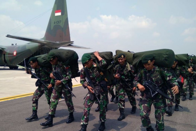 Kedatangan prajurit TNI dari Batalyon Infanteri (Yonif) Mekanis 411/Pandawa di bandara Sultan Mahmud Badaruddin (SMB) II, Selasa (31/7). Sebanyak 200 prajurit TNI yang berada di bawah Divisi Infanteri 2/ Kostrad disambut Komandan Satuan Tugas (Satgas) Karhutla Sumsel Kol Inf Iman Budiman. Anggota TNI tersebut akan bertugas sejak 31 Juli – 9 September 2018 untuk membantu pencegahan kebakaran hutan dan lahan (karhutla) di Sumatera Selatan (Sumsel).