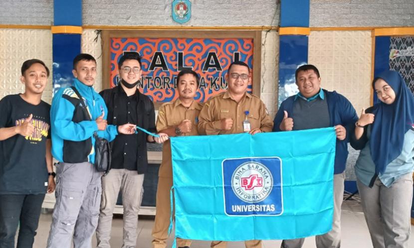 Kedatangan tim survei BSI Explore disambut langsung oleh Kepala Desa Kubu dan Kepala Sekolah SDN 01 Desa Kubu.