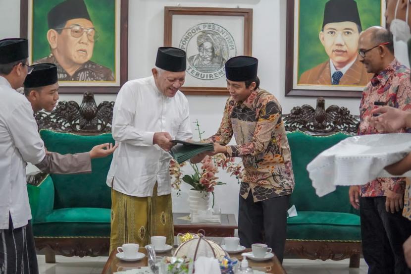 Kedatangan Wamen ATR/BPN, Raja Juli Antoni ke Pesantren Tebuireng langsung disambut oleh pimpinan pesantren KH Abdul Hakim Mahfudz