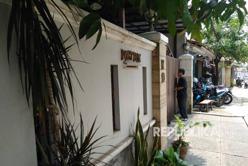Kediaman Jazuli Juwaini di Jalan Musyawarah 10 RT 4 RW 4 Sawah Lama Ciputat saat ini masih dilakukan olah TKP oleh kepolisian, Kamis (4/5). 