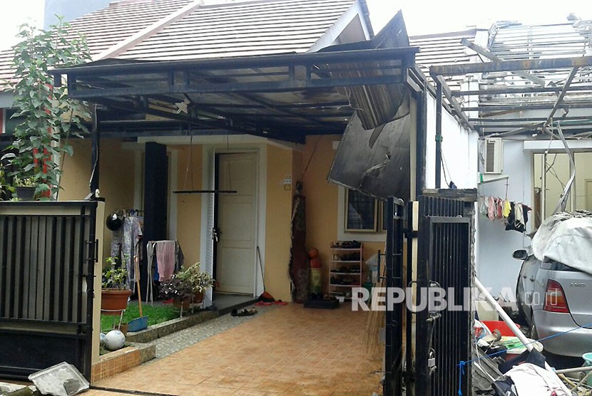 Kediaman keluarga Halim di Perumahan Cimanggu Blok C2 RT 02/ 16 Kel. Kedungwaringin, Kec. Tanahsareal, Kota Bogor porak poranda akibat ledakan saluran gas yang terlepas dan terbakar, Rabu (14/2) siang.