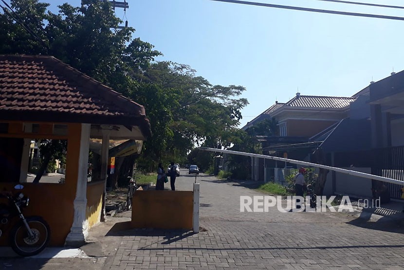 Kediaman keluarga pelaku bom bunuh diri di Jalan Wonorejo Asri XI Blok K/22, Rungkut, Surabaya. 